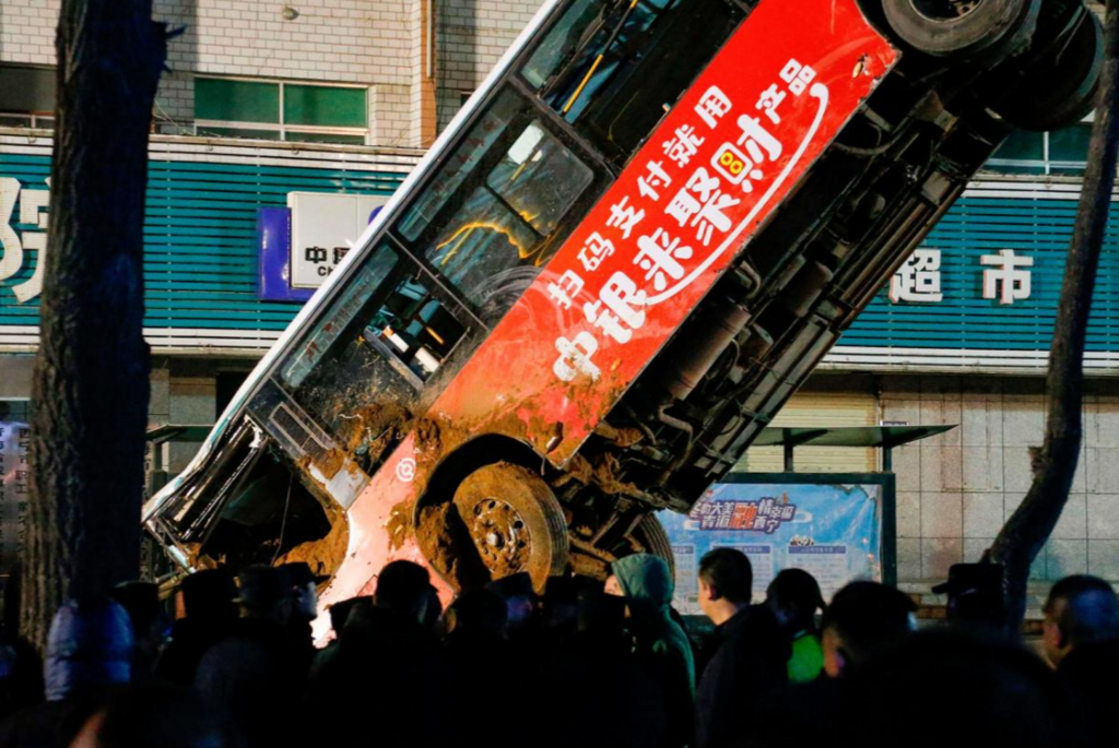У Китаї автобус пішов під землю