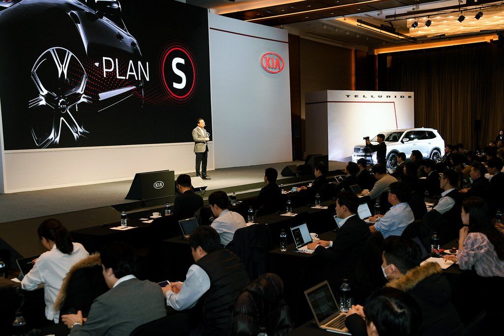 Руководитель Kia Хан Ву Пак представил "План S" – стратегию развития электромобильности компании