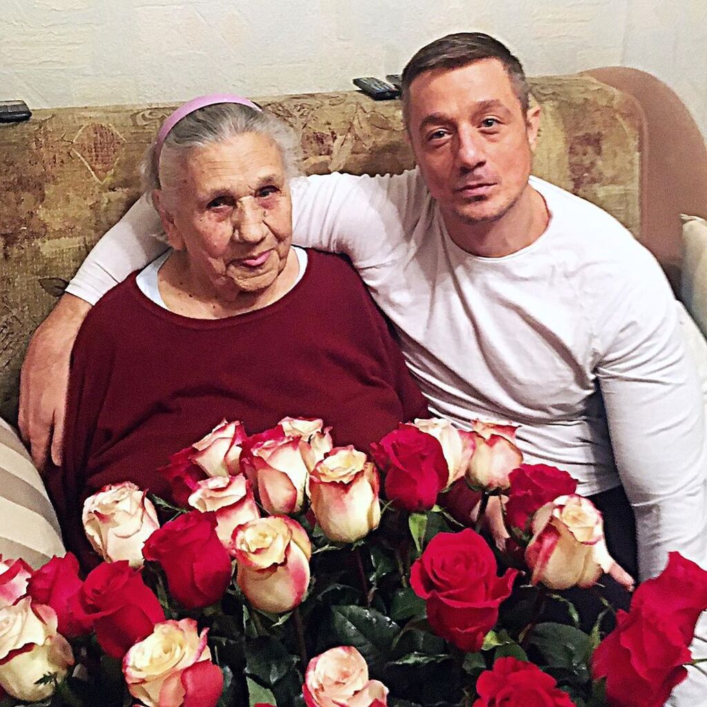 Олексій Макаров зі своєю бабусею