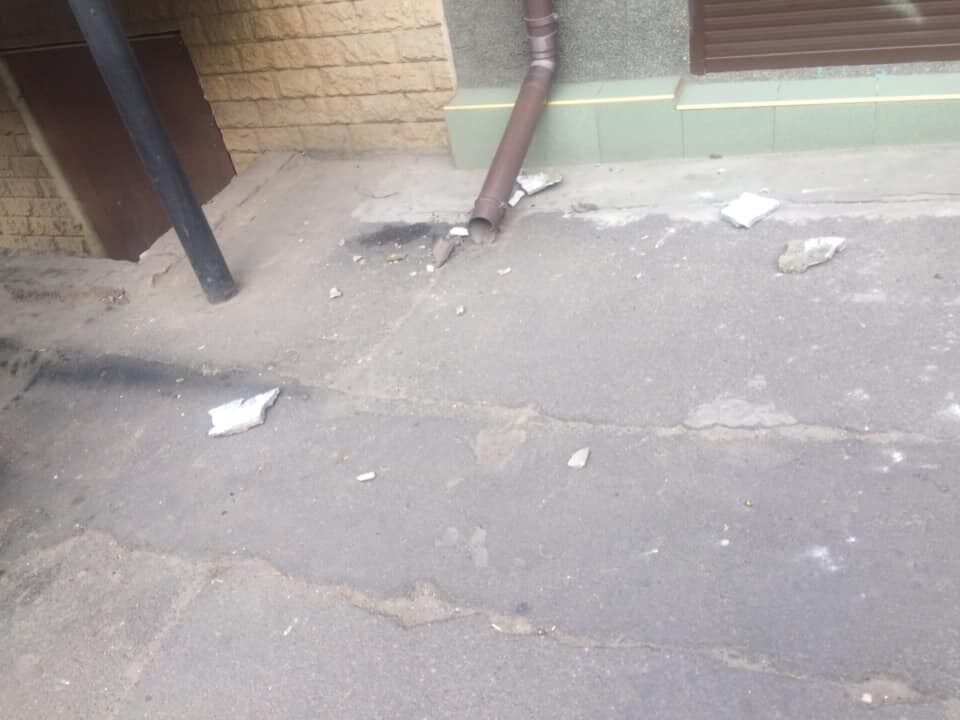 В Одессе на голову женщины рухнул кусок дома