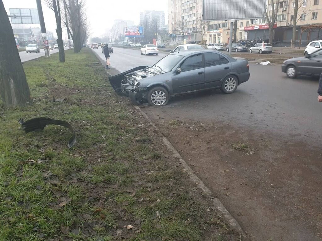 В Одессе авто врезалось в дерево и загорелось