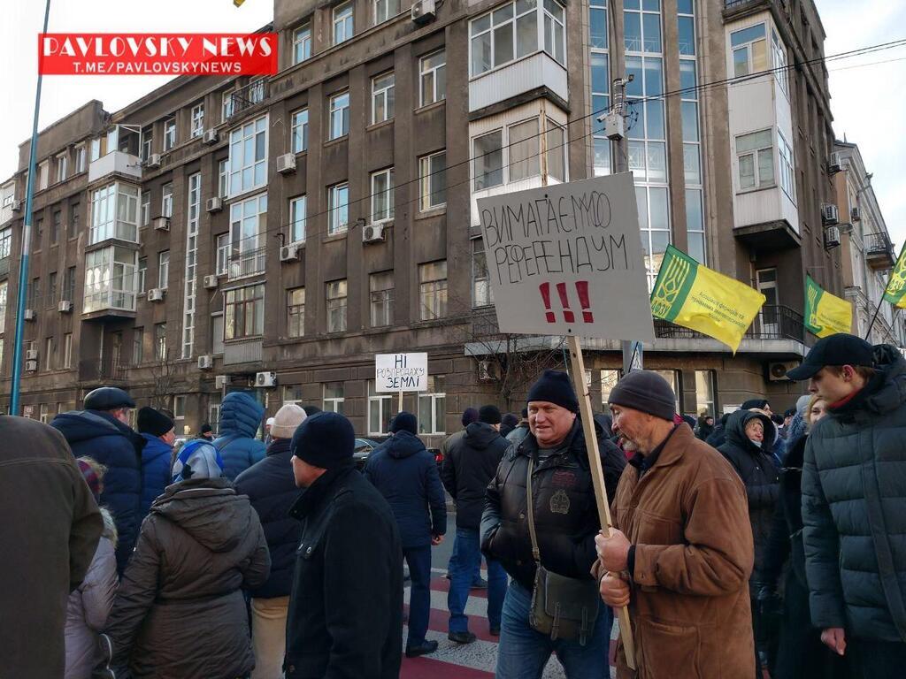 Также в центре Киева начали перекрывать дороги из-за протестов