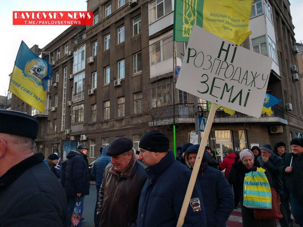 Также в центре Киева начали перекрывать дороги из-за протестов