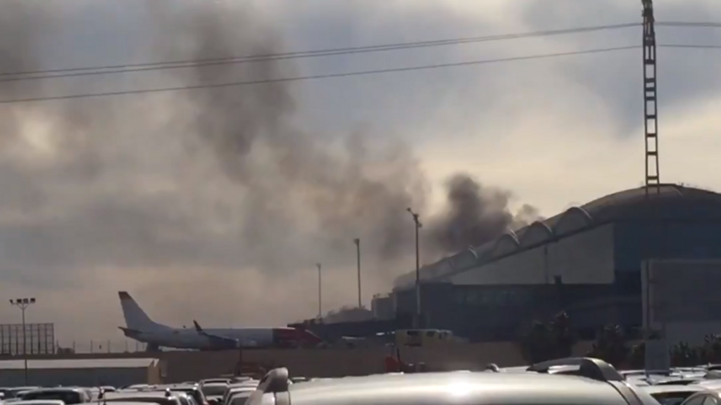 В Испании вспыхнул мощный пожар в аэропорту