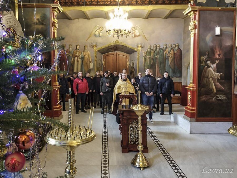 Усик зі спортсменами провів молебень у Києво-Печерській лаврі