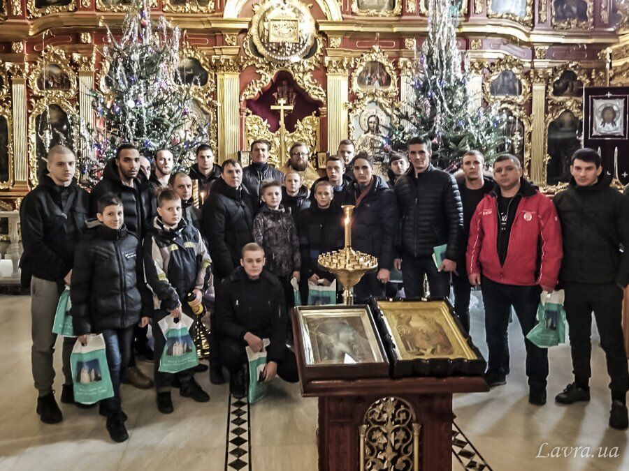 Усик со спортсменами провел молебен в Киево-Печерской лавре