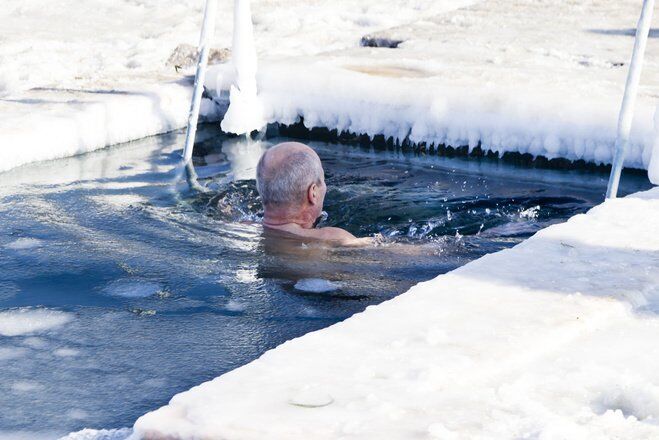 Как не замерзнуть на Крещение: главные правила купания в проруби