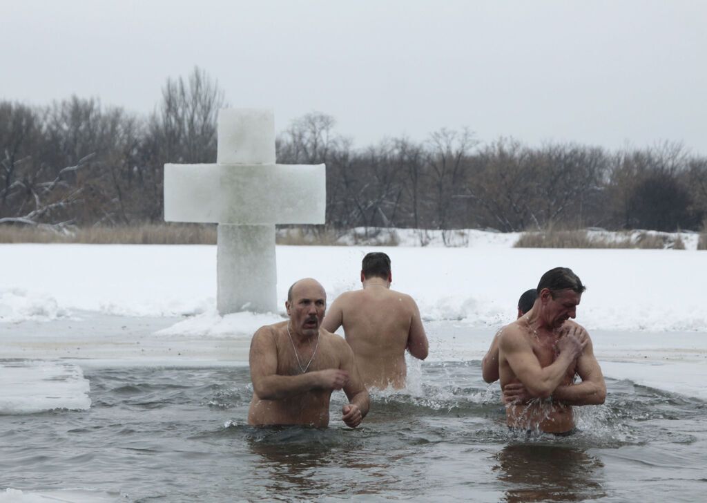 Як не змерзнути на Водохреще: головні правила купання в ополонці