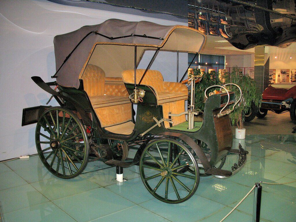 Так выглядит копия автомобиля, которая, как подразумевается, отражает дизайн оригинальной модели 1897 года. В свое время NW Präsident считался люксовым авто