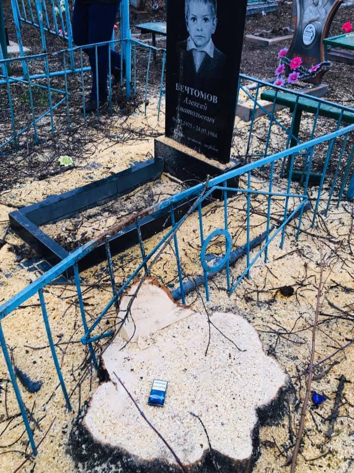 Комунальники знищили могили на кладовищі