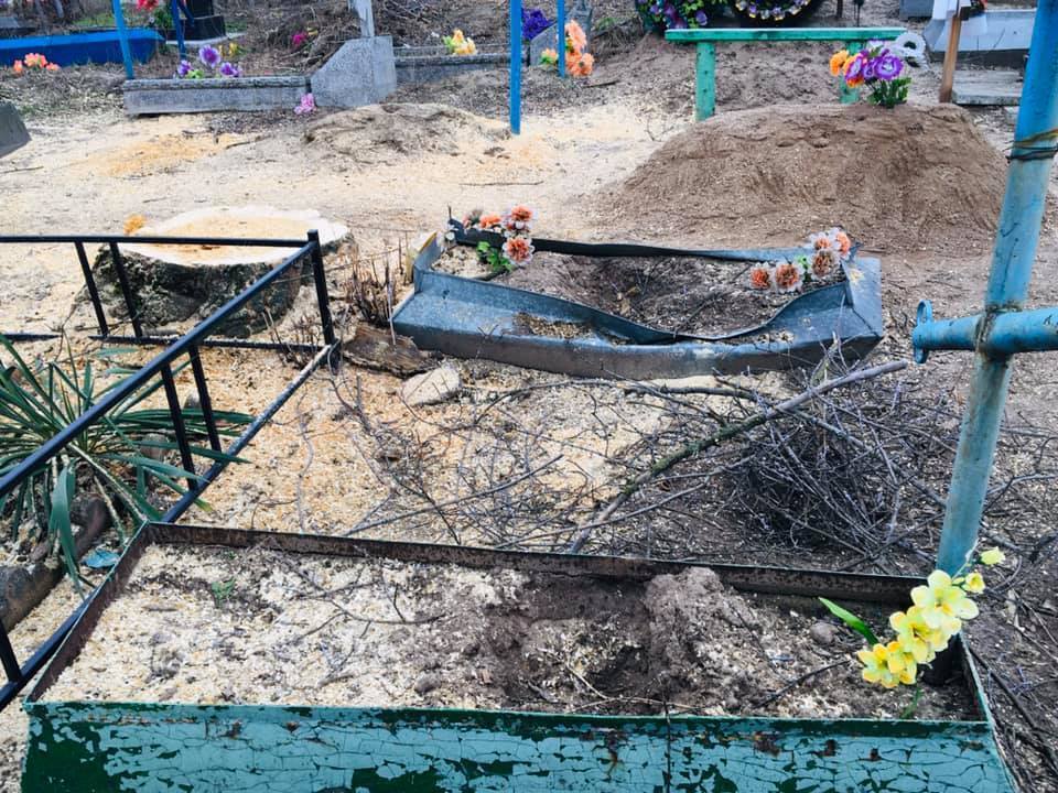 Коммунальщики уничтожили могилы на кладбище