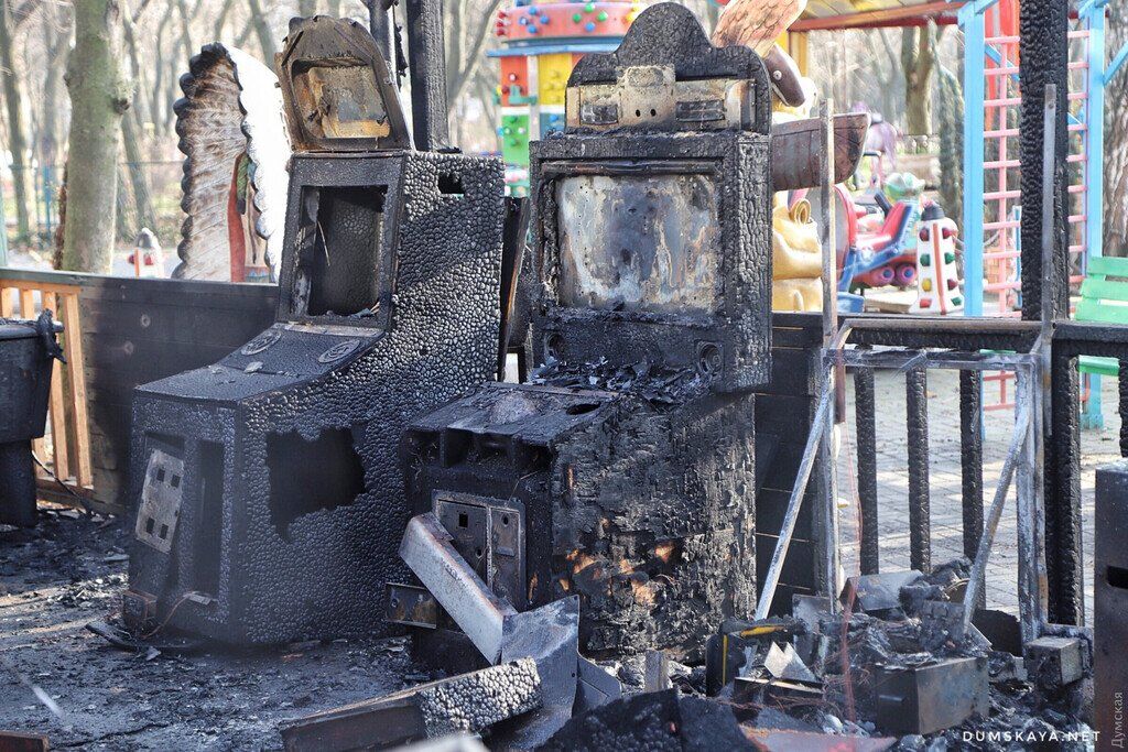 В Одессе мощный пожар вспыхнул в детском парке