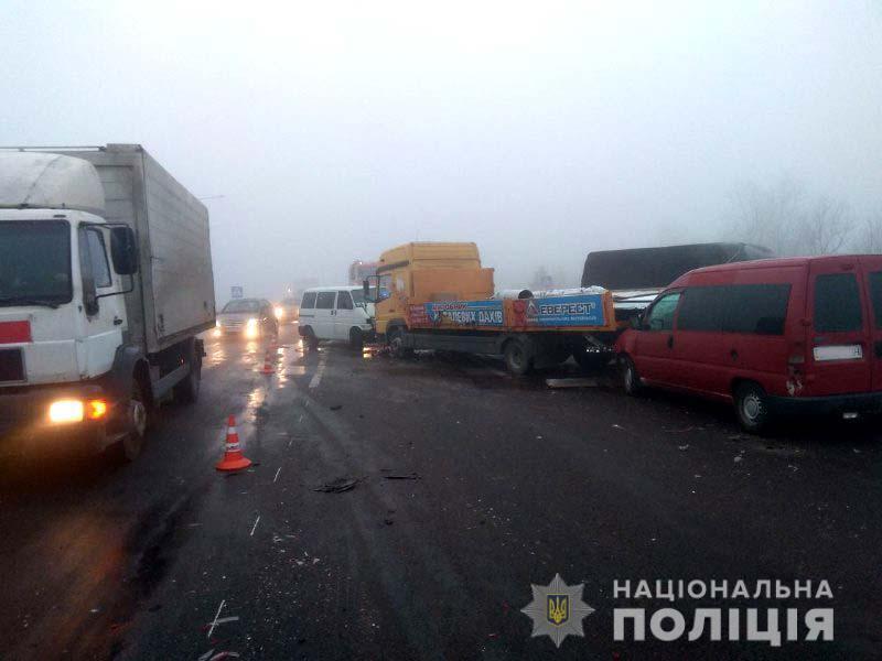 На Рівненщині зіштовхнулося відразу сім автомобілів