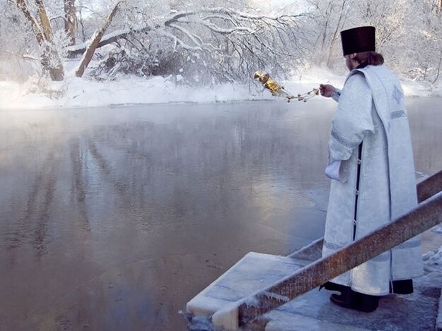 Как святить воду на Крещение: что нельзя делать 19 января