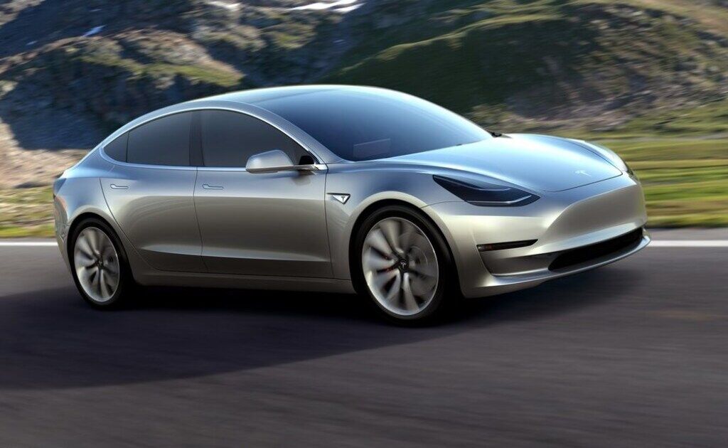 Впервые дизайн Tesla Model 3 продемонстрировали в 2016 году