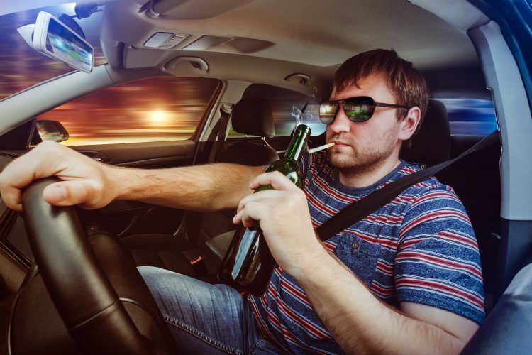 15 речей, які ніколи не можна робити в автомобілі