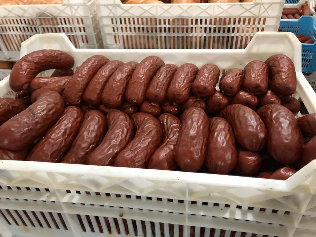 Погризли миші: на Одещині виявили 8 тонн небезпечної ковбаси