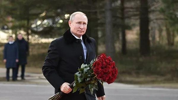 Путин возложил цветы к монументу "Рубежный камень"