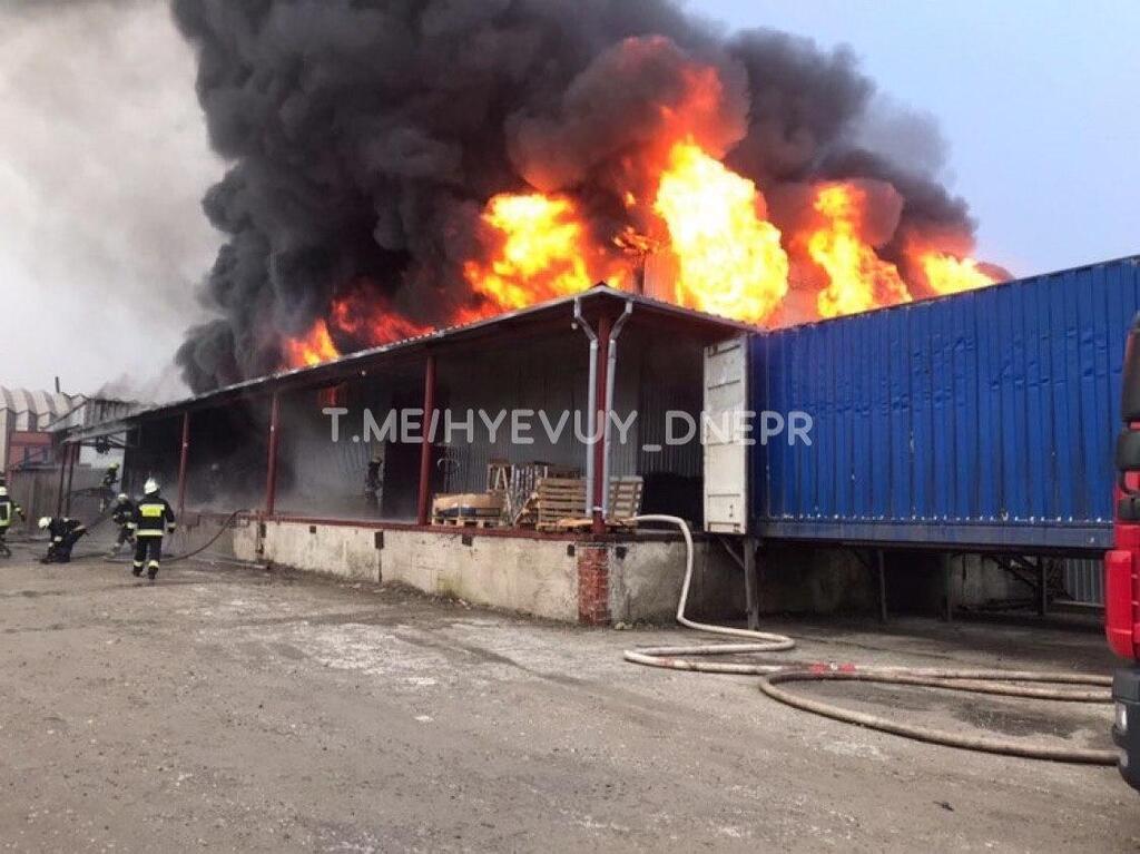 Под Днепром полсотни спасателей тушили пожар на складе автозапчастей. Видео
