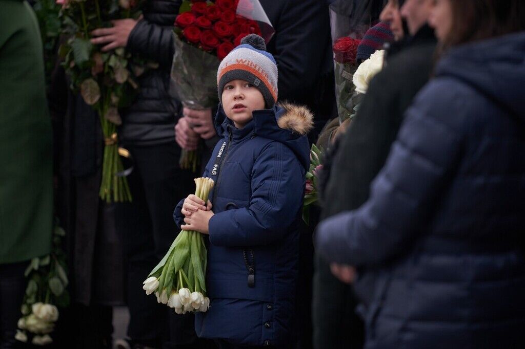 Море квітів і сліз: убиті горем родичі зустріли жертв аварії літака МАУ