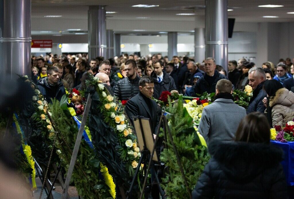 Море цветов и слез: убитые горем родственники встретили жертв крушения самолета МАУ
