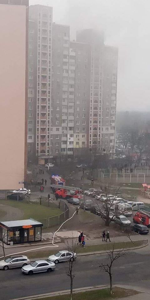 Валил черный дым: в Киеве горела многоэтажка. Видео и подробности ЧП