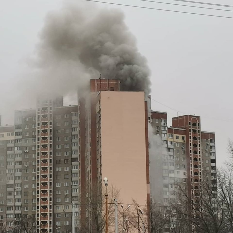 Валил черный дым: в Киеве горела многоэтажка. Видео и подробности ЧП