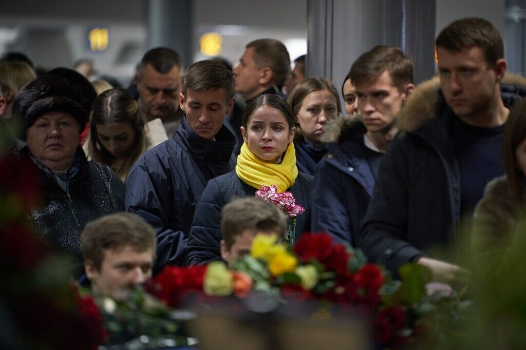 Море цветов и слез: убитые горем родственники встретили жертв крушения самолета МАУ