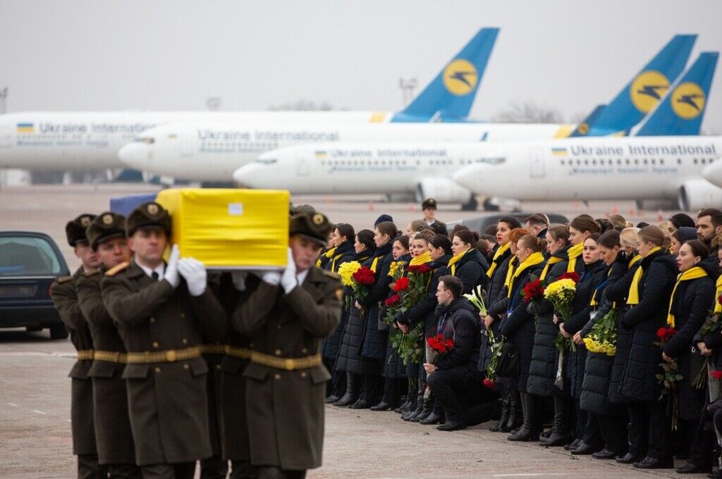 Труни, загорнуті у прапор України: з'явилися вражаючі фото з "Борисполя"