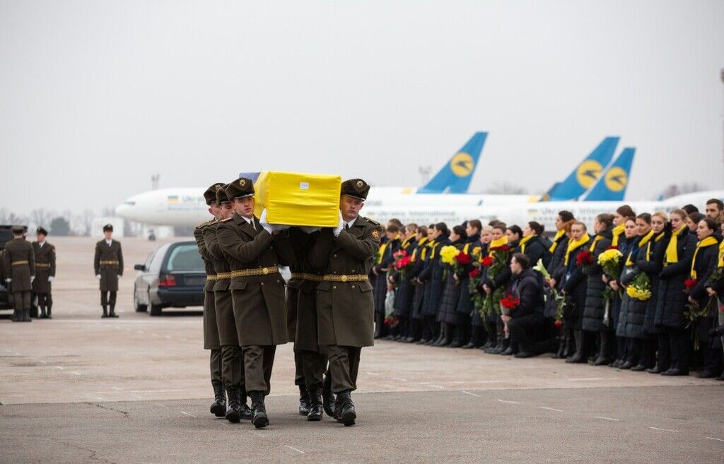 Гробы, завернутые во флаг Украины: появились душераздирающие фото из "Борисполя"