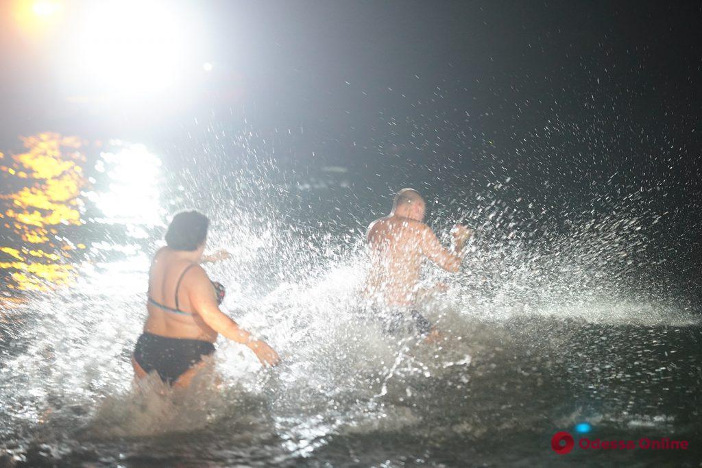 Одесситы искупались в ледяном море на Крещение