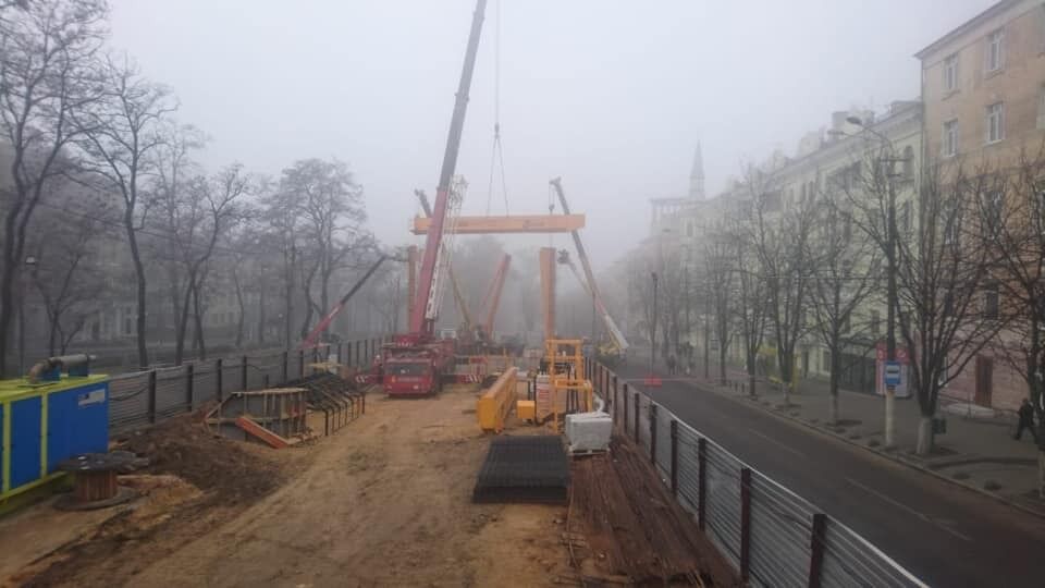 В центре Днепра возвели огромный кран для строительства метро. Фото