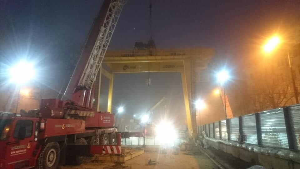 В центре Днепра возвели огромный кран для строительства метро. Фото