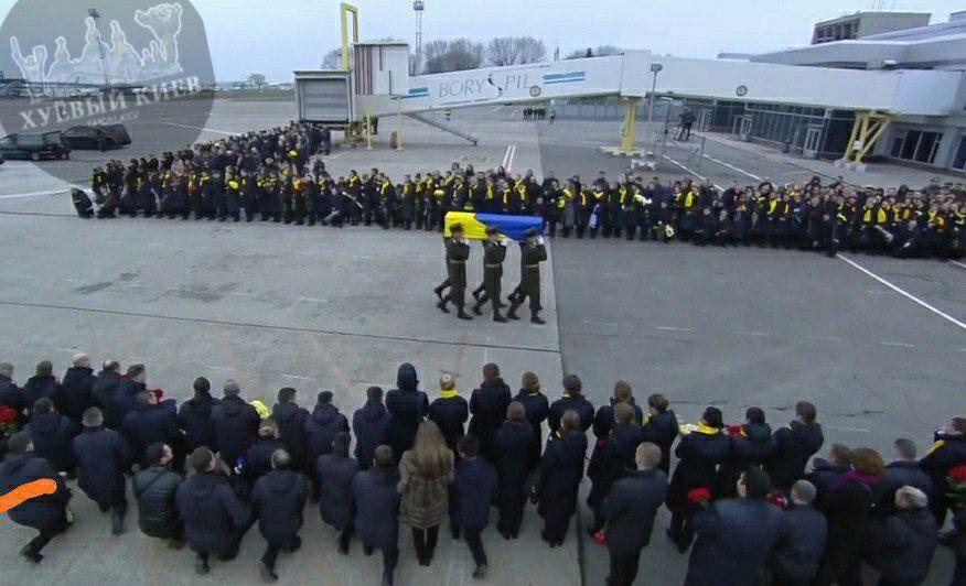 Погибших украинцев привезли в "Борисполь"