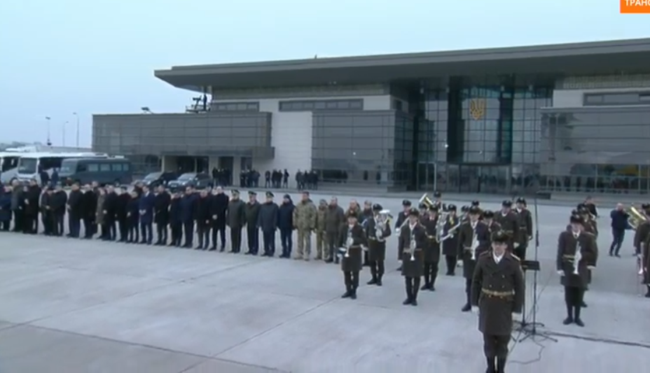 Останній рейс: в Україну повернулися ангели літака МАУ. Всі деталі, фото і відео