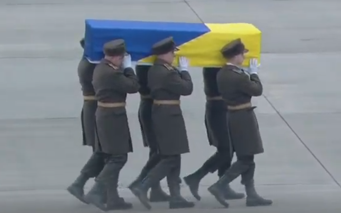 Загиблих українців привезли в "Бориспіль"
