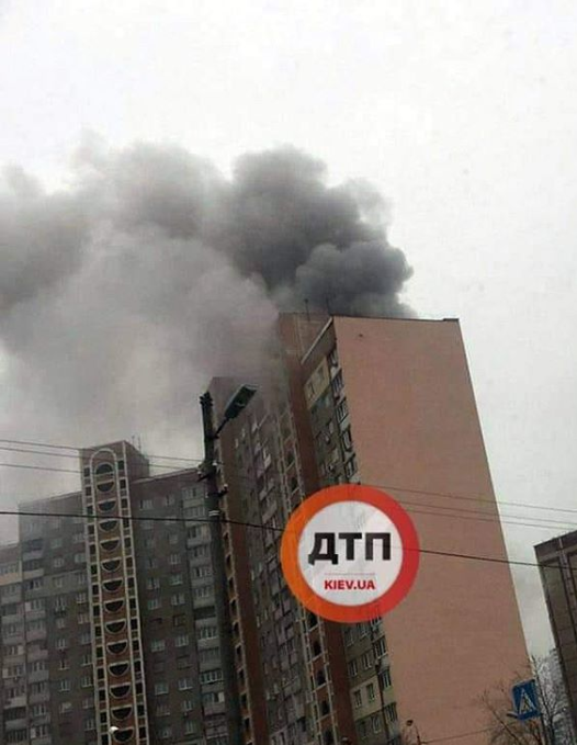 В Киеве загорелась многоэтажка