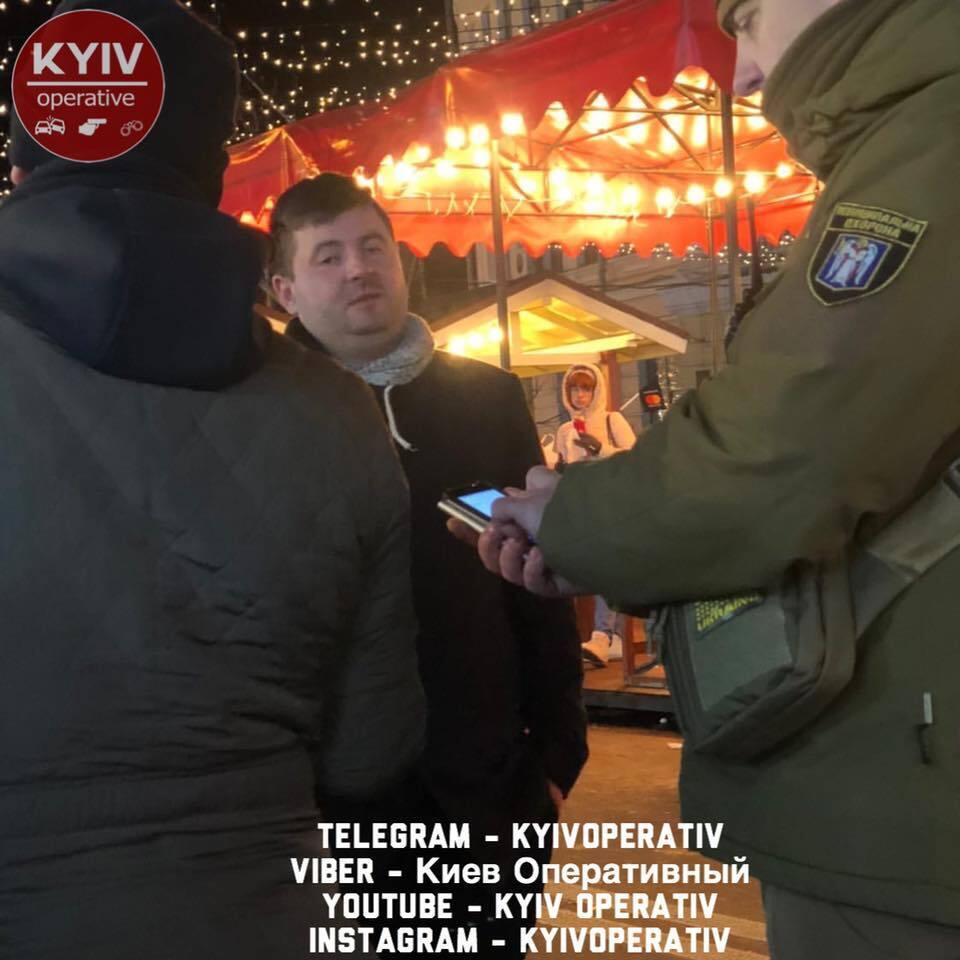 У центрі Києва, на Контрактовій площі, п'яний чоловік розлив два казани з глінтвейном