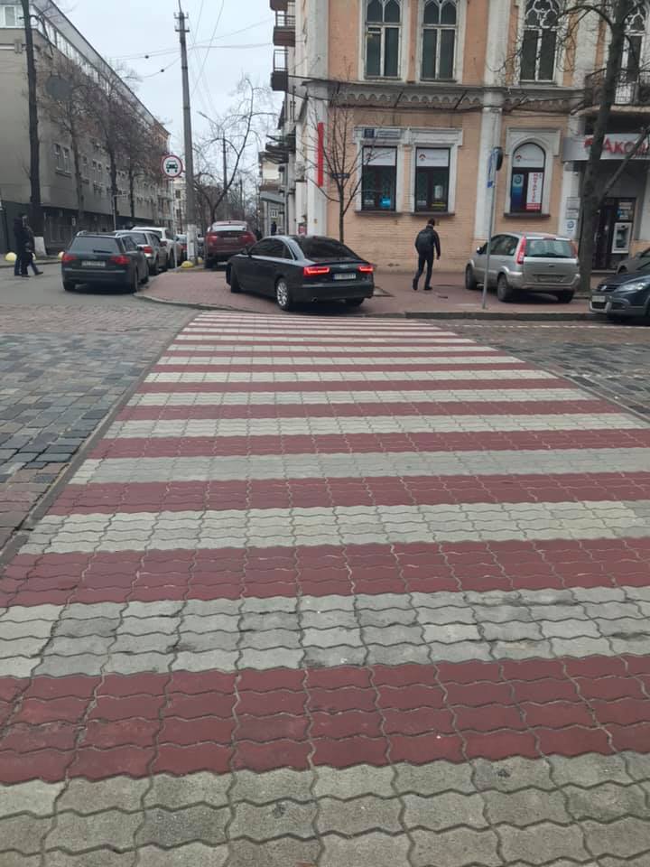У Києві працівник СБУ припаркував авто посеред тротуару