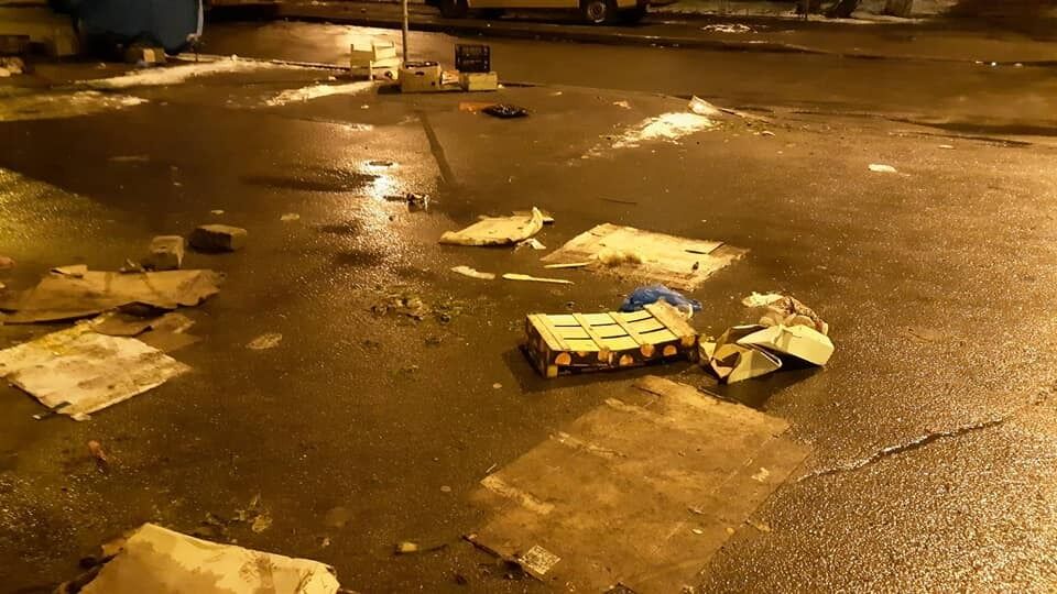 У Дарницькому районі Києва утворилися величезні купи сміття просто посеред вулиць після передноворічного ярмарку