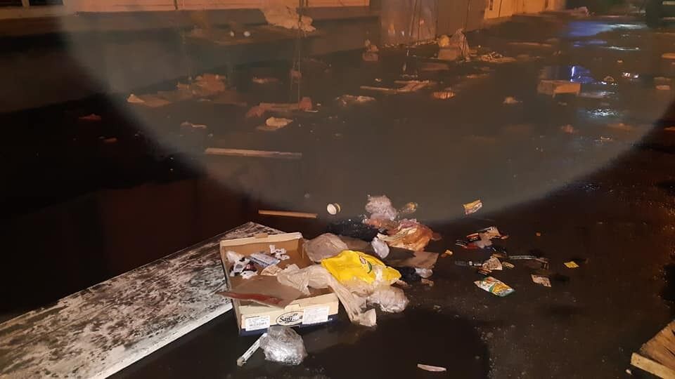 В Дарницком районе Киева образовались огромные свалки мусора прямиком посреди улиц после предновогодней ярмарки