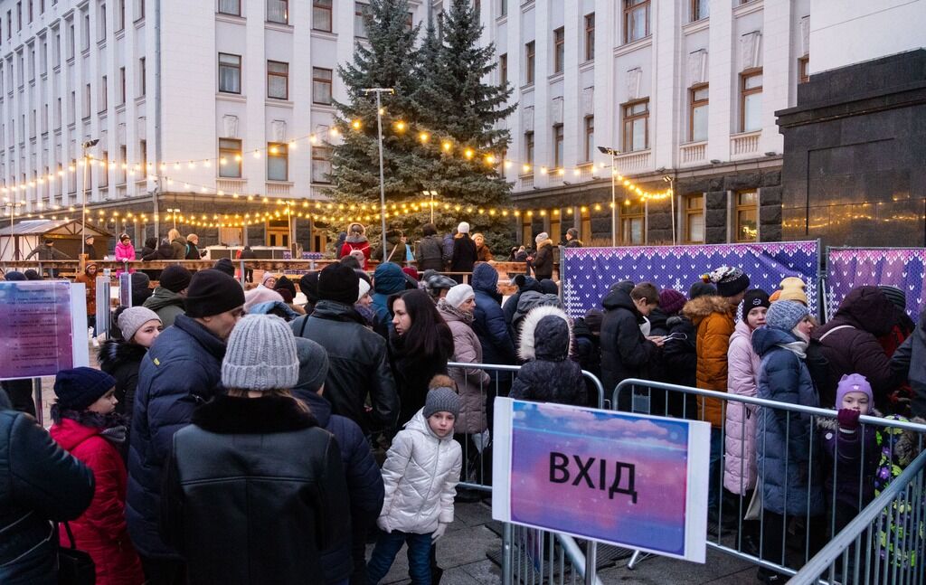 У Києві під Офісом президента відкрили ковзанку: скільки коштує і коли можна відвідати