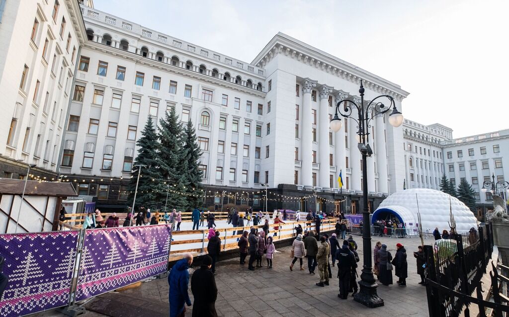 В Киеве под Офисом президента открыли каток: сколько стоит и когда можно посетить