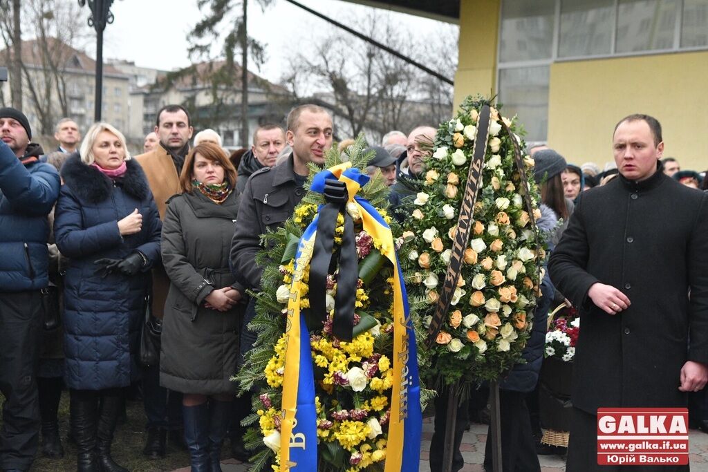 На прощання прийшли більш ніж сотня людей