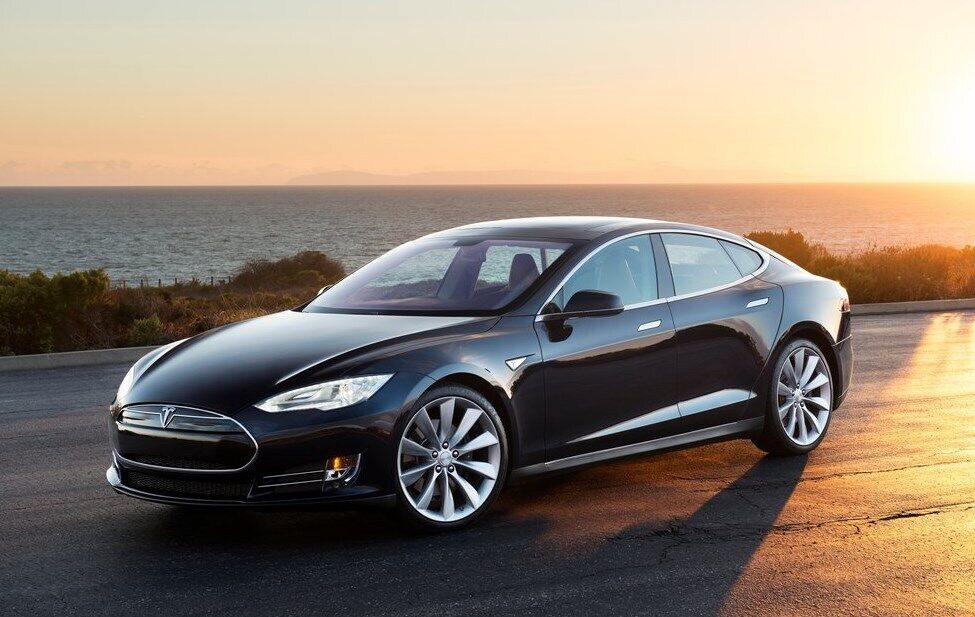 Tesla Model S исполнилось 8 лет!