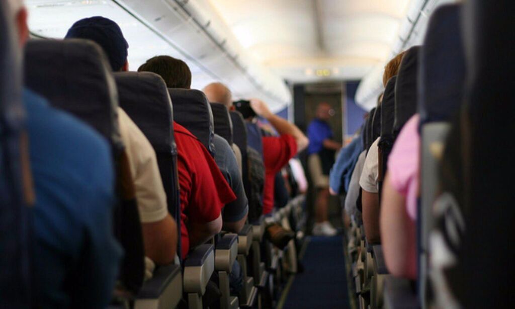 Пилот объяснил, зачем в самолете выключают свет при взлете