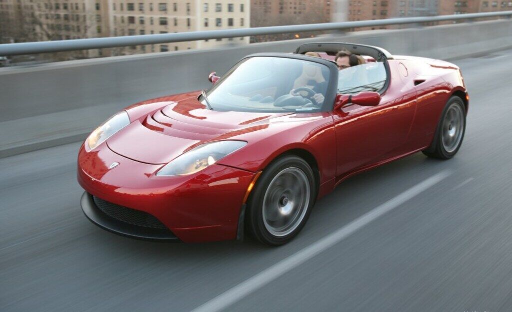 Першим автомобілем компанії був спорткар Tesla Roadster