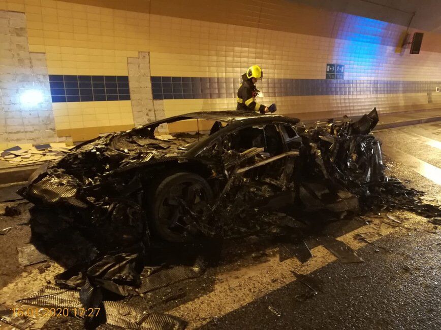 Редкий Lamborghini Aventador Carbonado сгорел дотла
