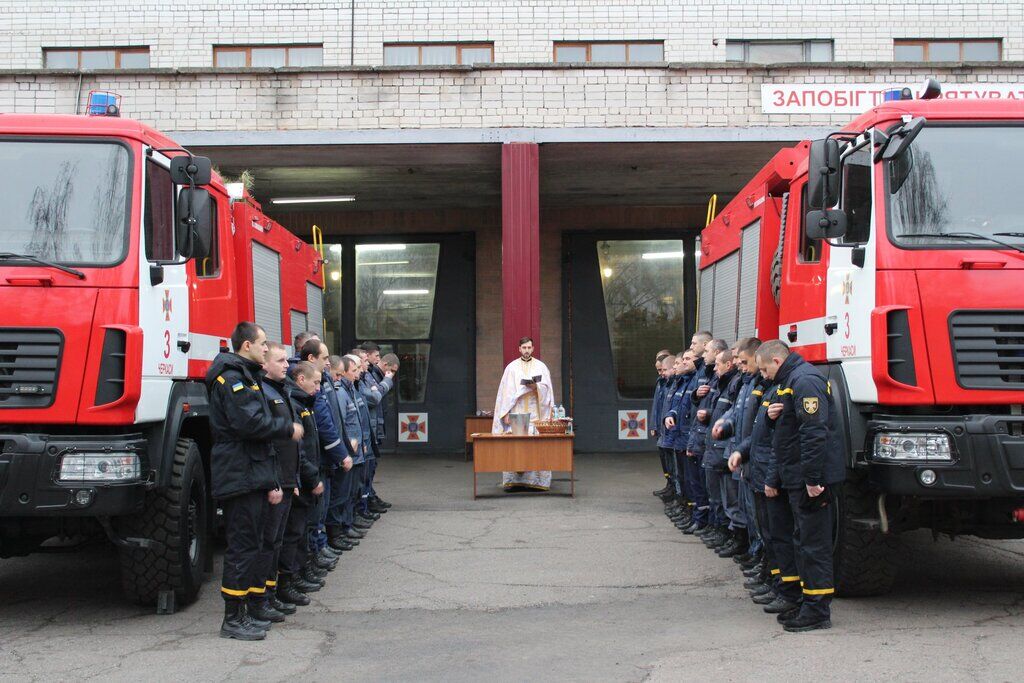 На Крещение черкасские спасатели ныряли в пожарную автоцистерну. Фото