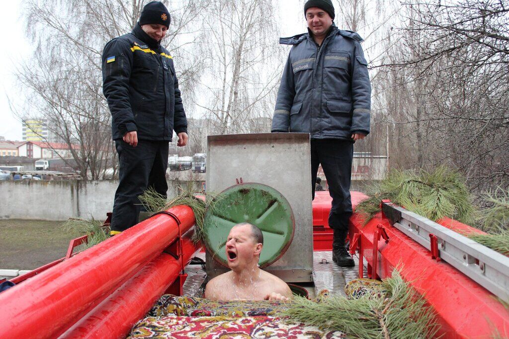 На Водохреща черкаські рятувальники пірнали в пожежну автоцистерну. Фото